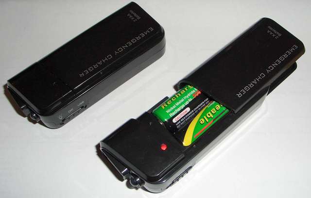 Мобильное зарядное устройство для сотовых телефонов. Зарядник от 2х пальчиков АА